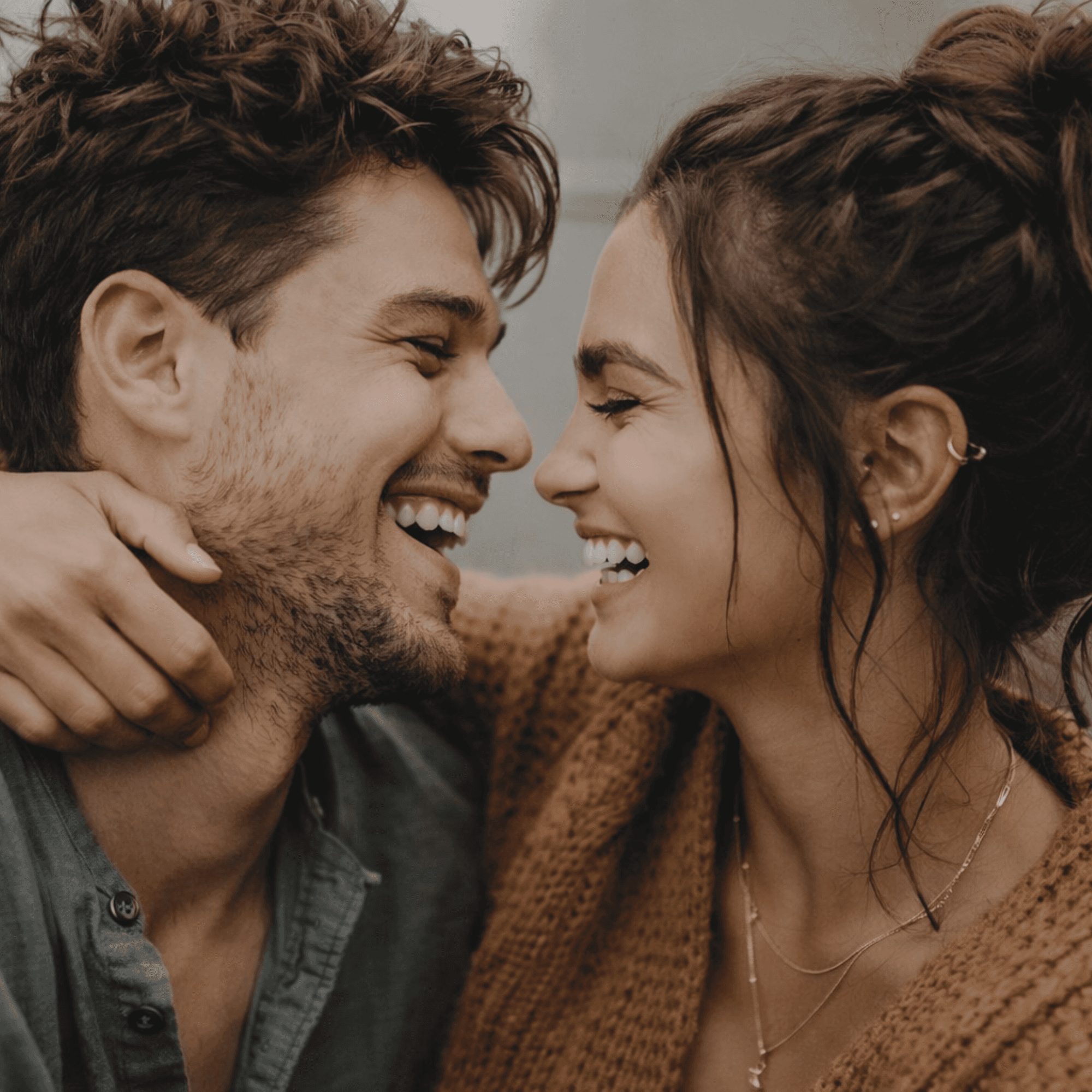 Pareja feliz reconectando