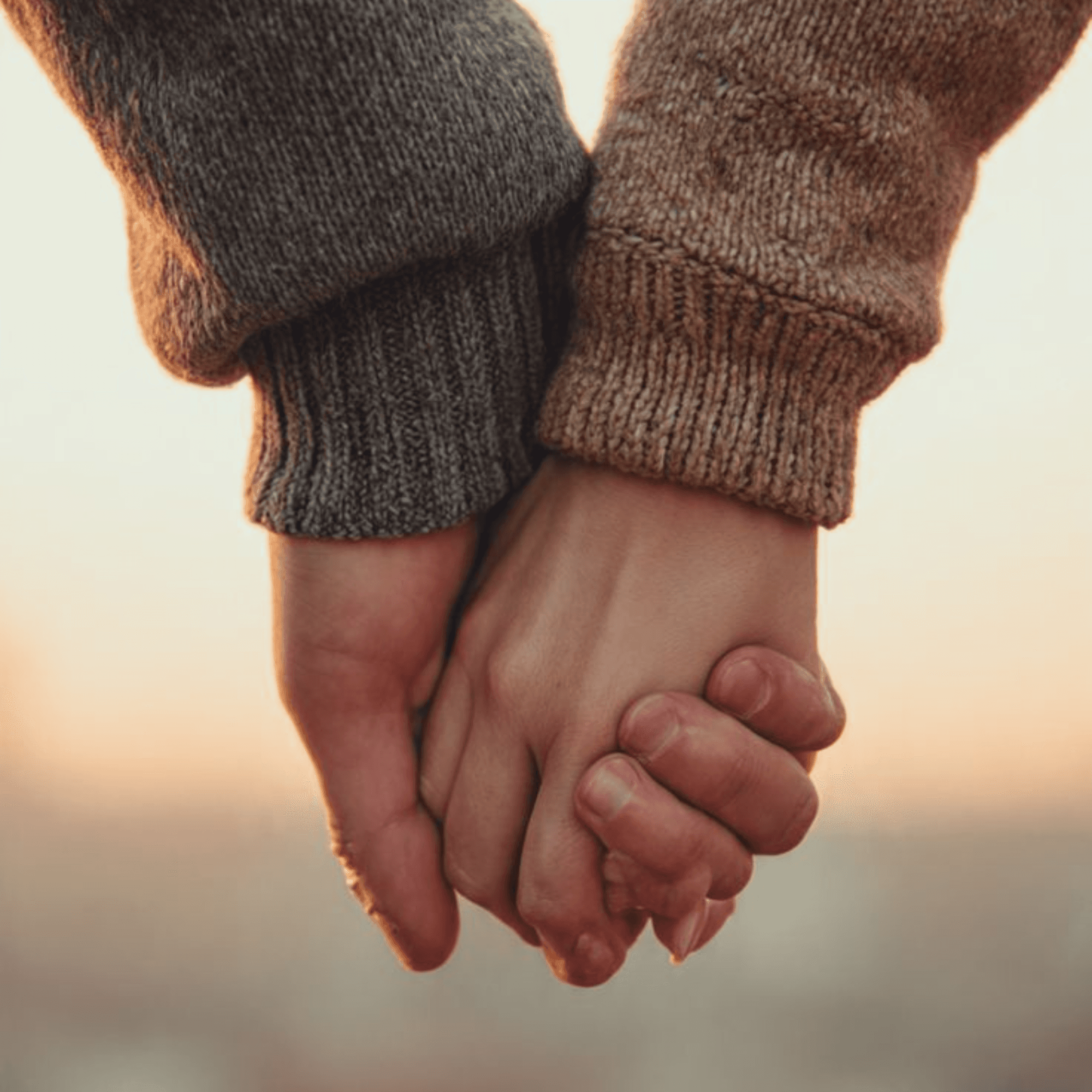 Manos entrelazadas de una pareja